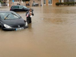 (VIDEO) Spania: case inundate, mașini luate de puhoaie și circulație blocată, după o ploaie torenţială