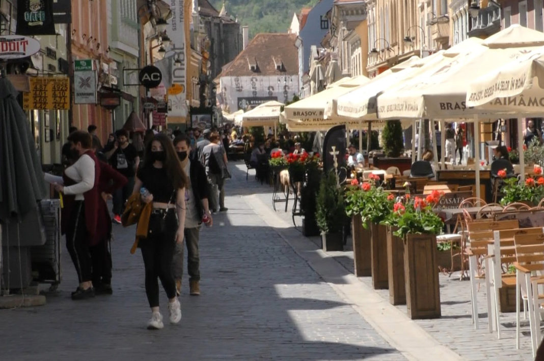 Masca va fi reintrodusă în zonele cu potenţial de aglomerare din Braşov