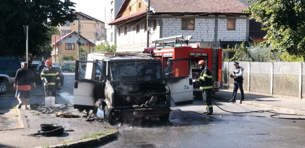 Gorj: Mașină arsă pe o stradă din Târgu Jiu