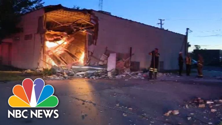 (VIDEO) Un camion de gunoi a intrat într-o clădire în care era o plantație de canabis