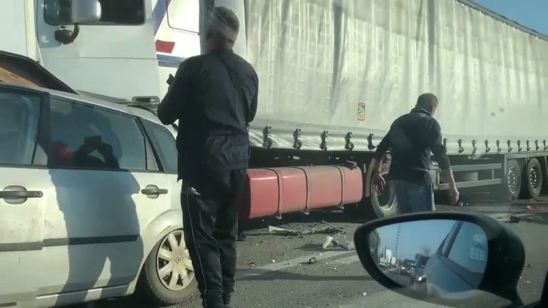(VIDEO) Accident între 4 autocamioane și un autoturism la ieșirea din Balș