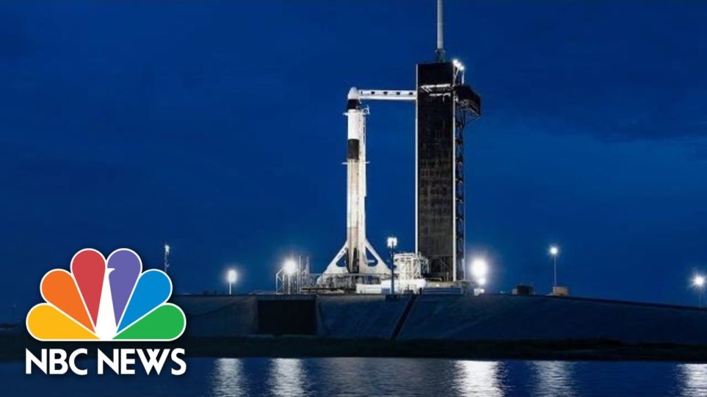 (VIDEO) Un miliardar și trei cetățeni obișnuiți au ajuns în spațiu cu prima rachetă lansată de Musk