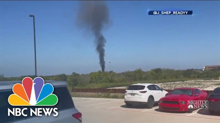 Un avion militar s-a prăbuşit într-o zonă rezidenţială din Texas