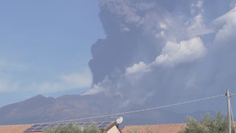 (VIDEO) Nouă erupţie a vulcanului Etna din Sicilia