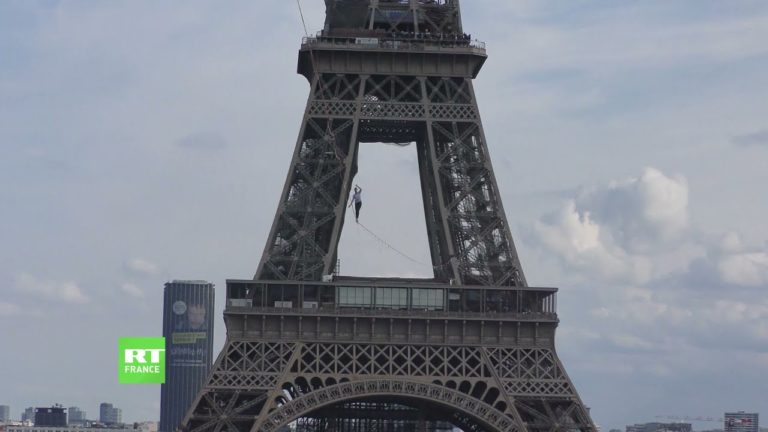 Un acrobat francez a traversat Sena pe o sfoară întinsă la 600 de metri înălțime