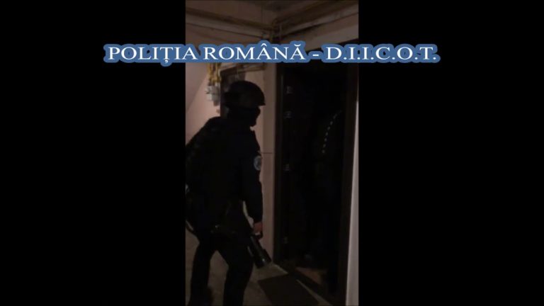 (VIDEO) Percheziţii la persoane bănuite de trafic de droguri de mare risc