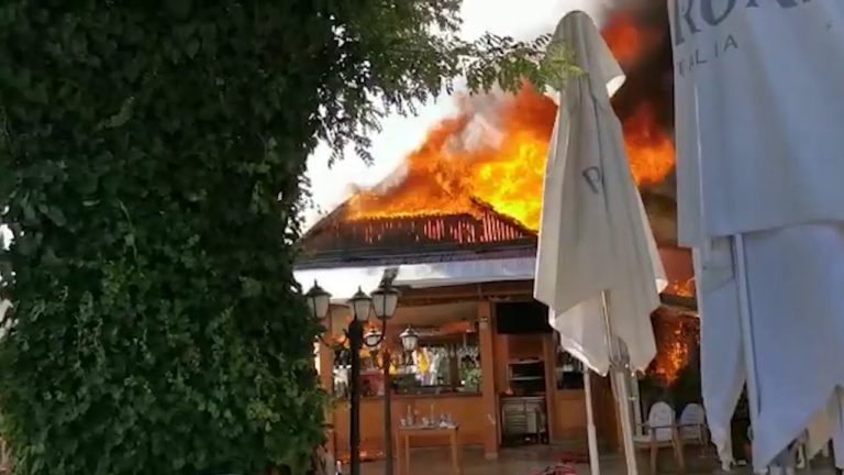 (VIDEO) Două terase din Mamaia, cuprinse de flăcări