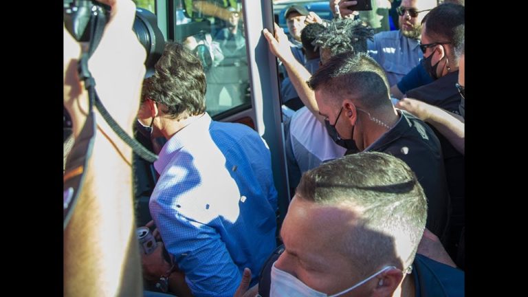 (VIDEO) Justin Trudeau a fost atacat cu pietre