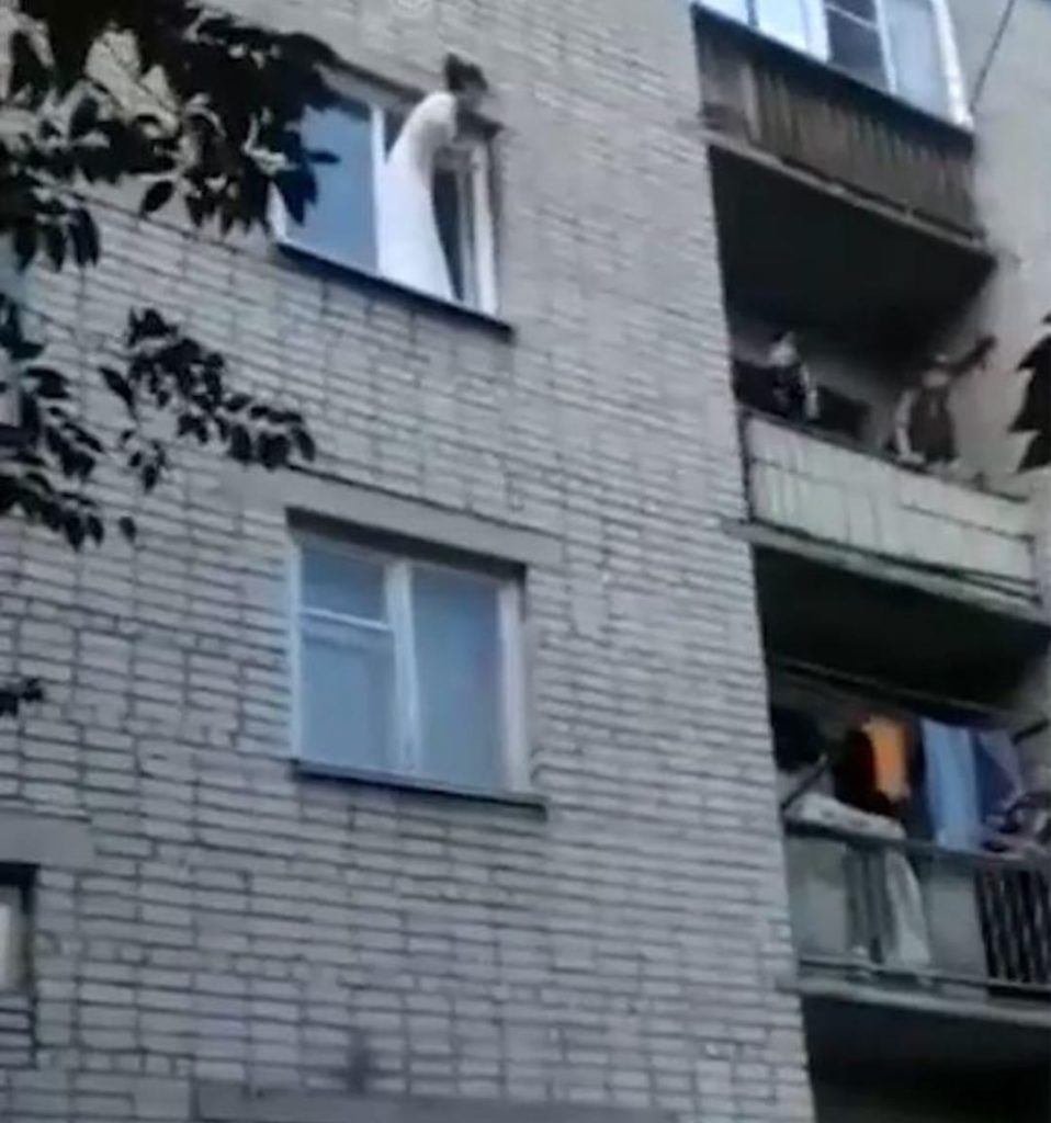 (VIDEO) O mireasă beată a sărit de la etajul II în ziua nunţii