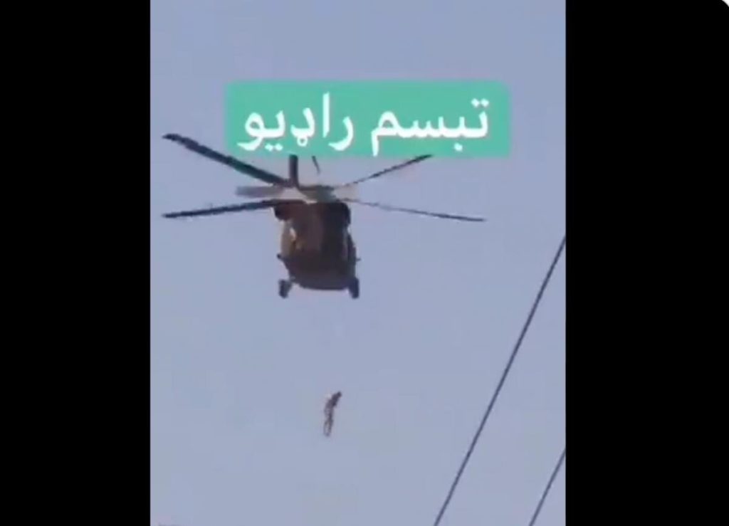 Imaginile virale cu „afganul spânzurat de un elicopter american”, verificate de Reuters