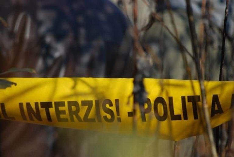 Fetiţă de 13 ani, găsită moartă într-o râpă adâncă dintr-o pădure