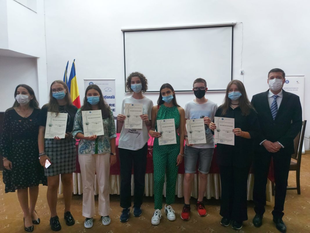 Elevii de 10 la examenele naţionale, premiaţi la ISJ Dolj.