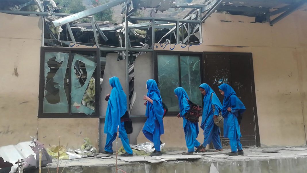 Atac cu bombă la o şcoală de fete din Pakistan