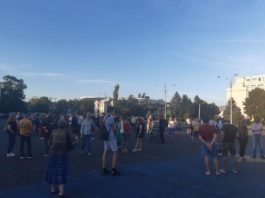 Câteve zeci de persoane protestează în Piaţa Victoriei împotriva premierului Florin Cîţu