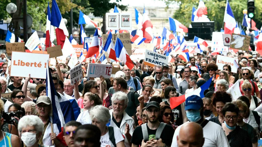 Proteste masive în Franţa împotriva permisului sanitar. A fost a opta sâmbătă consecutivă de proteste în Hexagon.