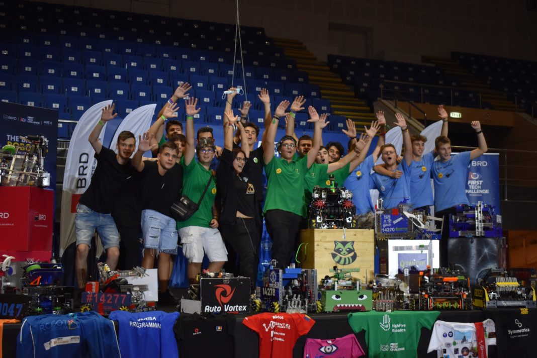 Elevi din echipa de robotică Soft Hoarders, vicecampioni naționali la First Tech Challenge România, desfășurată la București