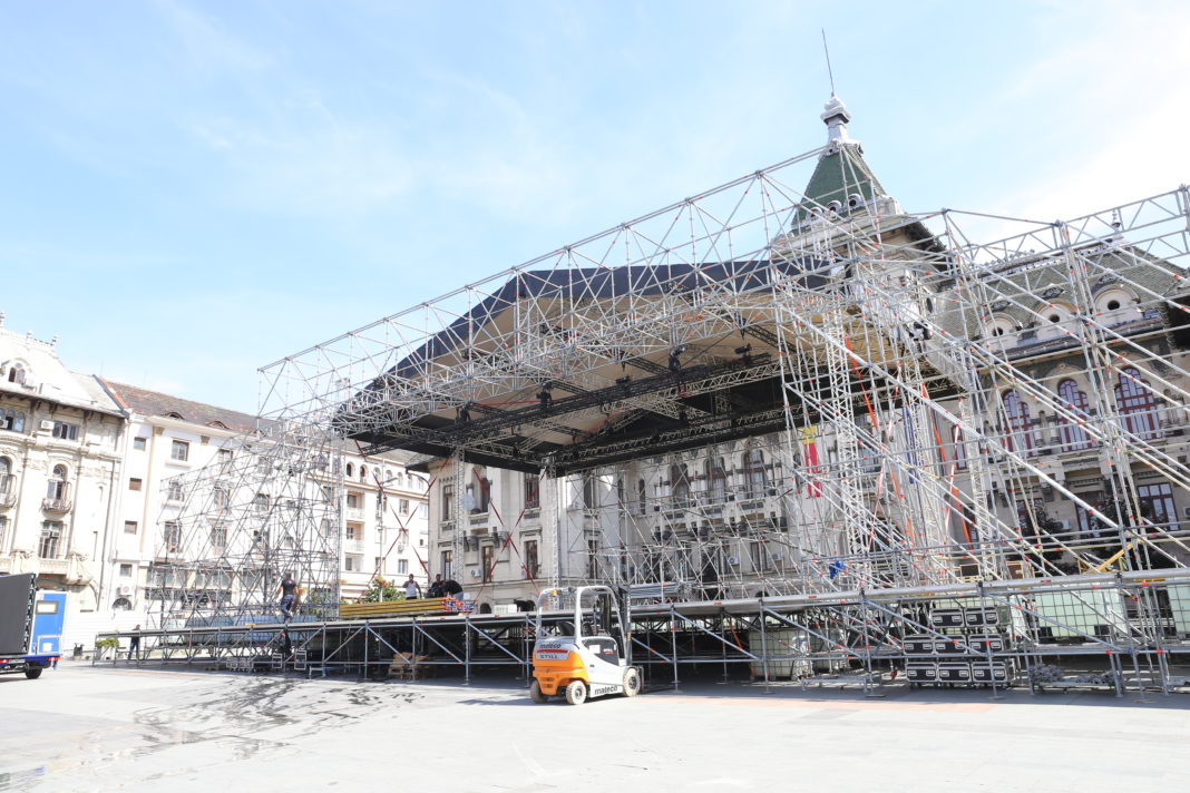 Pentru montarea scenei din Piaţa „Mihai Viteazu“, la pachet cu toate efectele speciale, decorurile şi producţia video pentru The Artist Awards, Opera Română Craiova va plăti circa 179.000 de euro