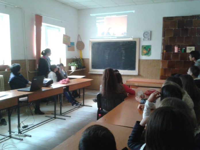 (foto facebook) Scandal mare într-o şcoală mică din Dolj