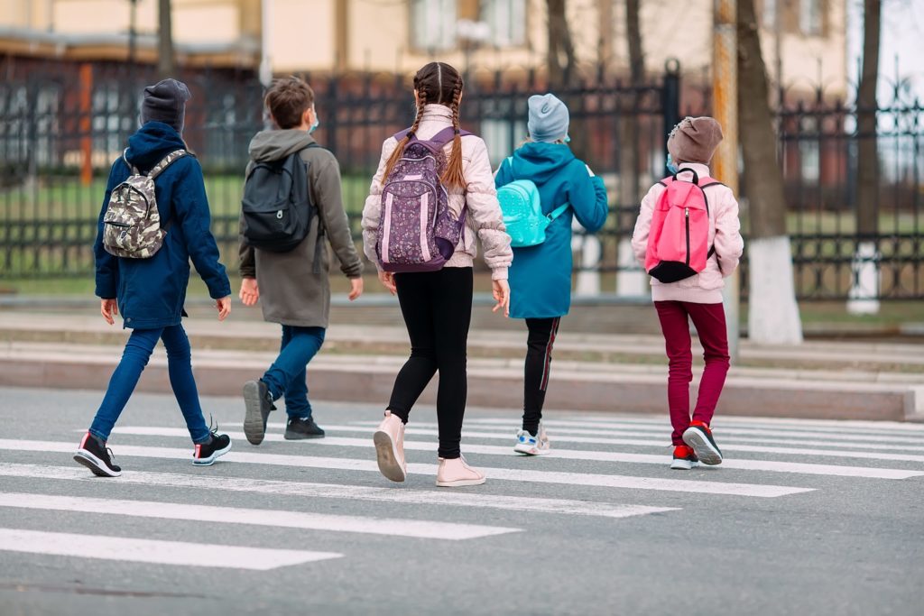 CMBSU menţine obligativitatea purtării măştii pe o rază de 50 metri în jurul şcolilor