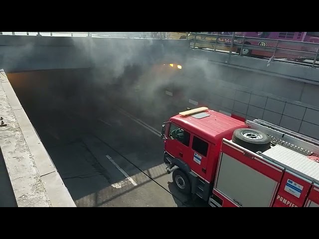 VIDEO O maşină a luat foc în pasajul subteran din Craiova