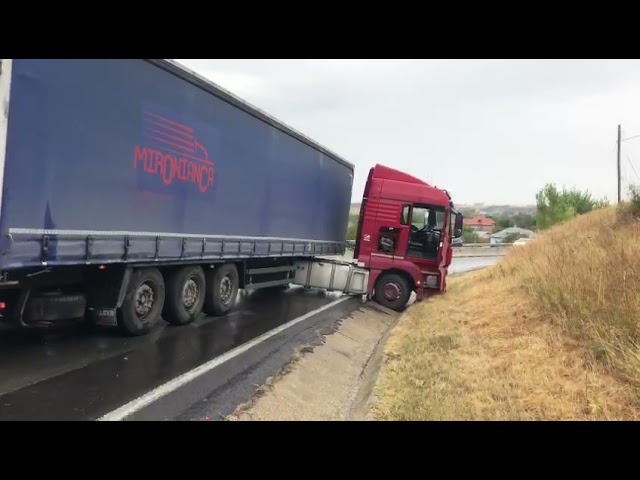 (VIDEO) Dolj: A ajuns cu camionul în şanţ la Pieleşti