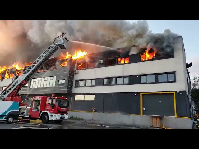 Incendiu la o hală din Parcul Tetarom