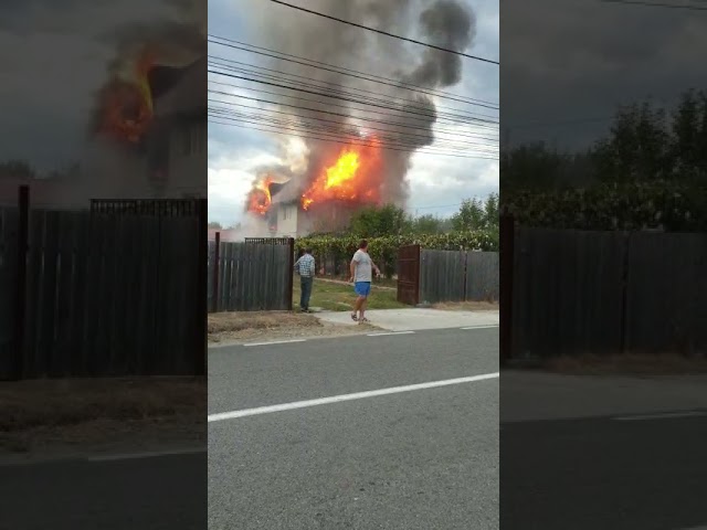 (VIDEO) Gorj: Casă în flăcări în comuna Runcu