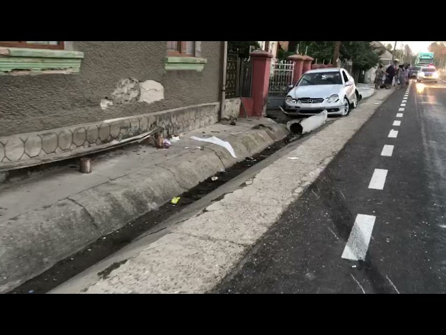(VIDEO) Dolj: Doi bărbați, care stăteau pe o bancă, spulberați de un bolid