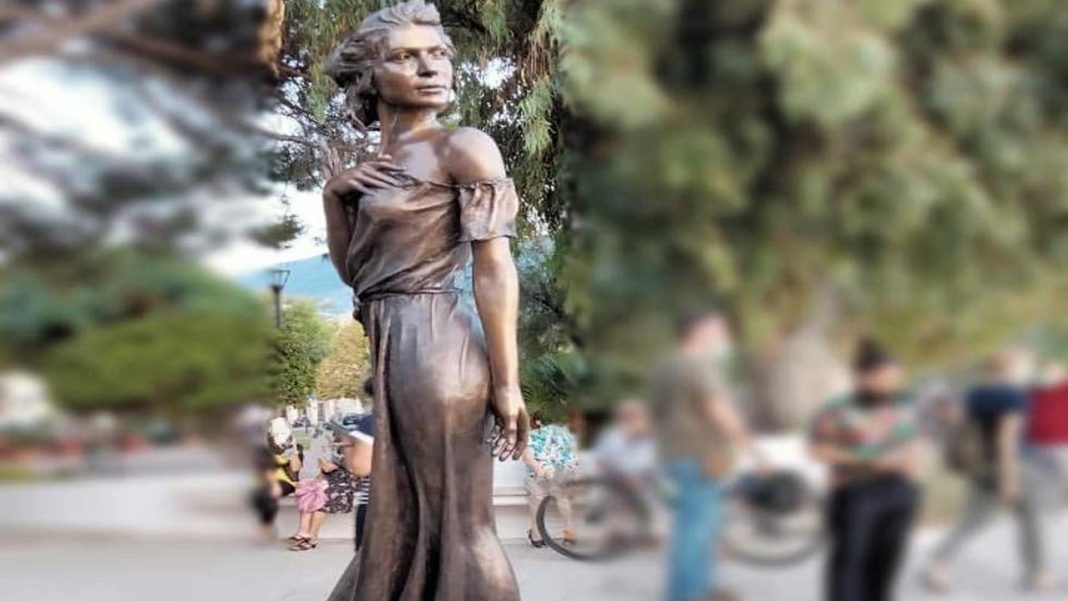 Scandal în Italia din cauza statuii unei femei îmbrăcate sumar