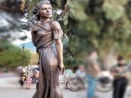 Scandal în Italia din cauza statuii unei femei îmbrăcate sumar