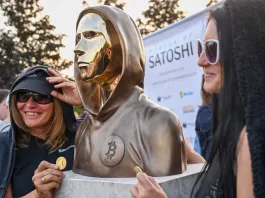 Inventatorul Bitcoin are statuie în Budapesta