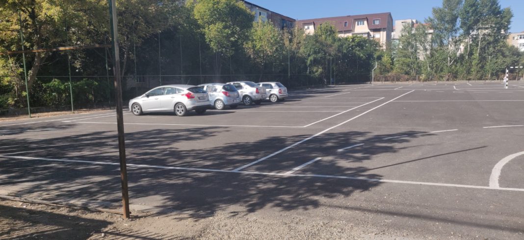Teren de sport al unei şcoli din Craiova, pe post de parcare pentru maşini