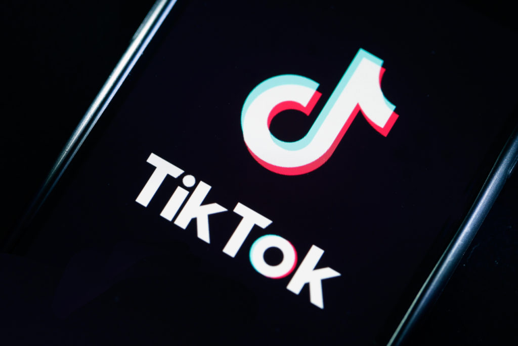 Algoritmul TikTok promovează conținut sexual, droguri și alcool în rândul copiilor de 13 ani, potrivit unei anchete