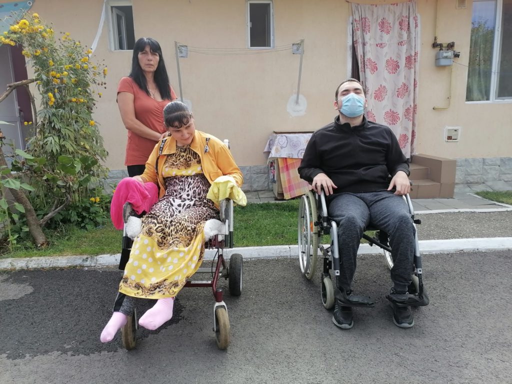 O tânără în scaun rulant a primit ajutor de la un tânăr în cărucior