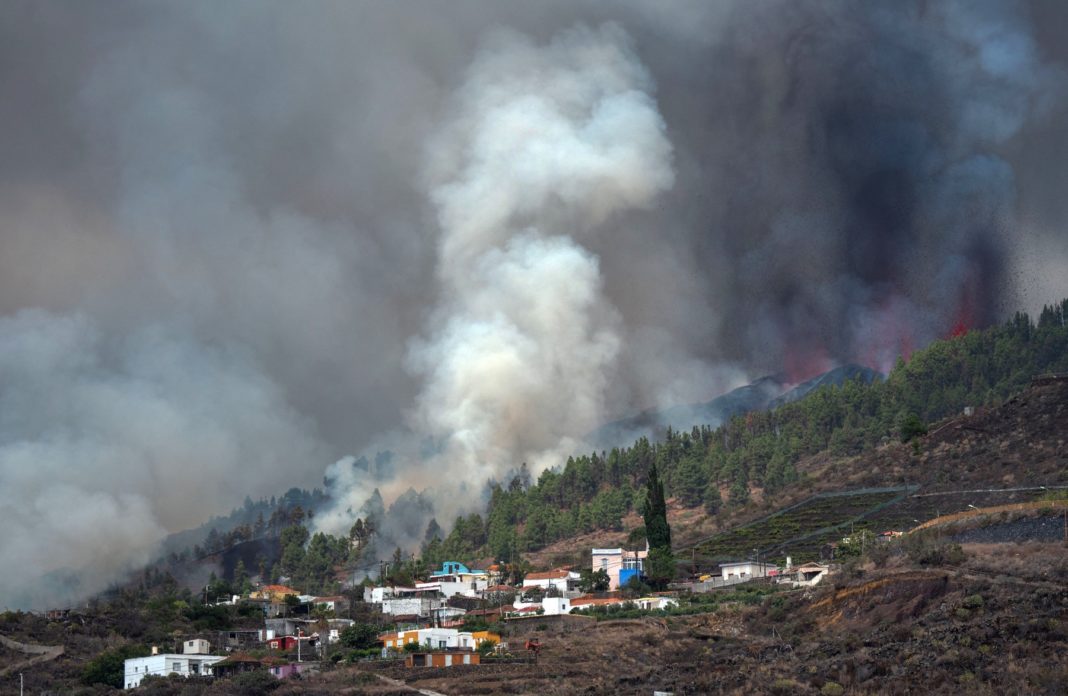 Vulcanul din La Palma generează un nor de poluanți care ajunge în România