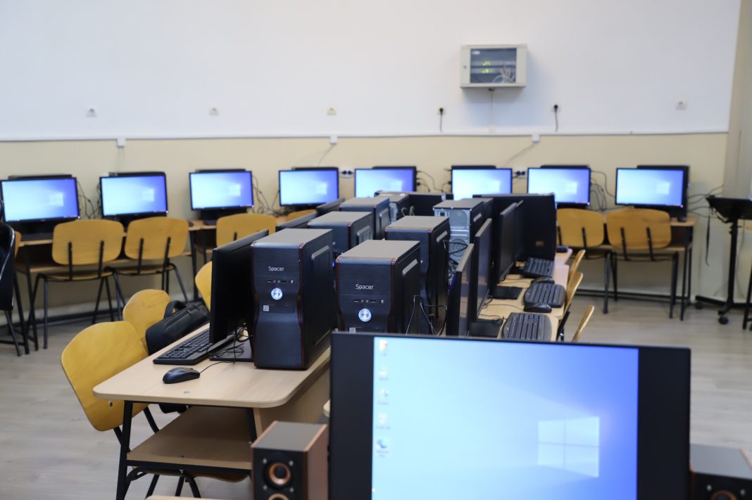 10.18_2 31 de calculatoare achiziţionate de Municipalitatea Râmnicului au fost predate către Catedra de informatică a Colegiului Naţional ”Mircea cel Bătrân”