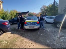 Poliţiştii au stabilit că adolescenţii, după ce ar fi comis fapta, s-ar fi deplasat la o casă de amanet din Craiova, unde ar fi valorificat telefonul mobil