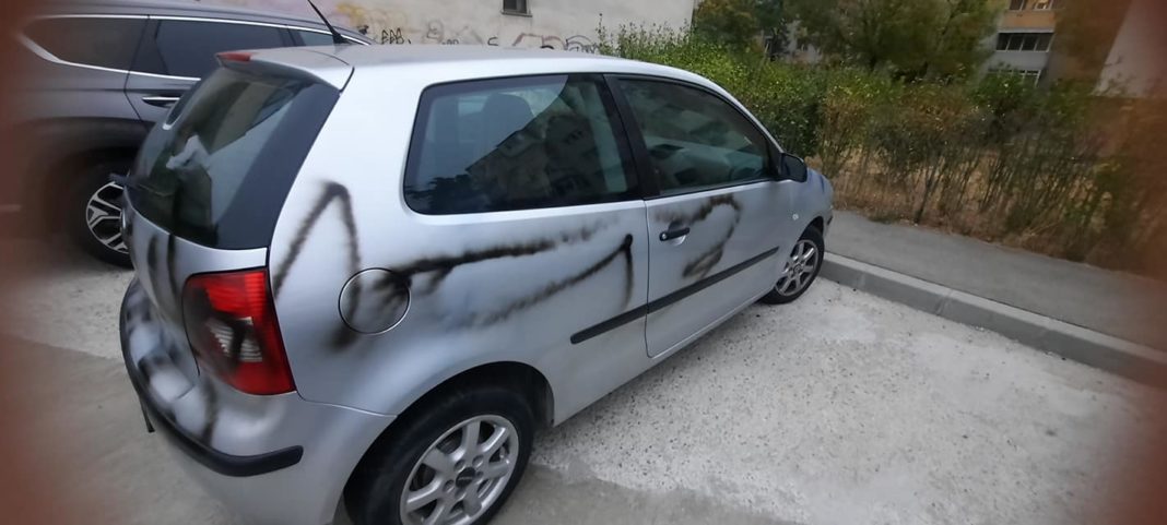 Maşină vandalizată în parcare, de trei într-o lună şi jumătate