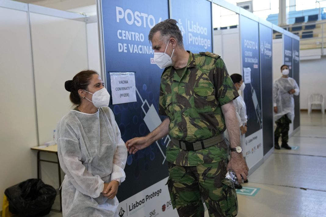 Șeful grupului de lucru anti-Covid, viceamiralul Henrique Gouveia e Melo, este salutat ca un erou când apare în centrele de vaccinare în uniforma militară
