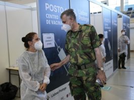 Șeful grupului de lucru anti-Covid, viceamiralul Henrique Gouveia e Melo, este salutat ca un erou când apare în centrele de vaccinare în uniforma militară