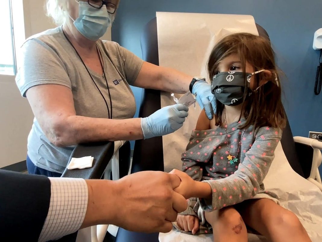 Consilierii de vaccinuri ai FDA au votat cu 17-0, și o abținere, pentru a recomanda administrarea de urgență a vaccinului