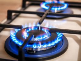 Consumatorii vulnerabili de electricitate şi gaze şi-ar putea amâna cu şase luni plata facturilor