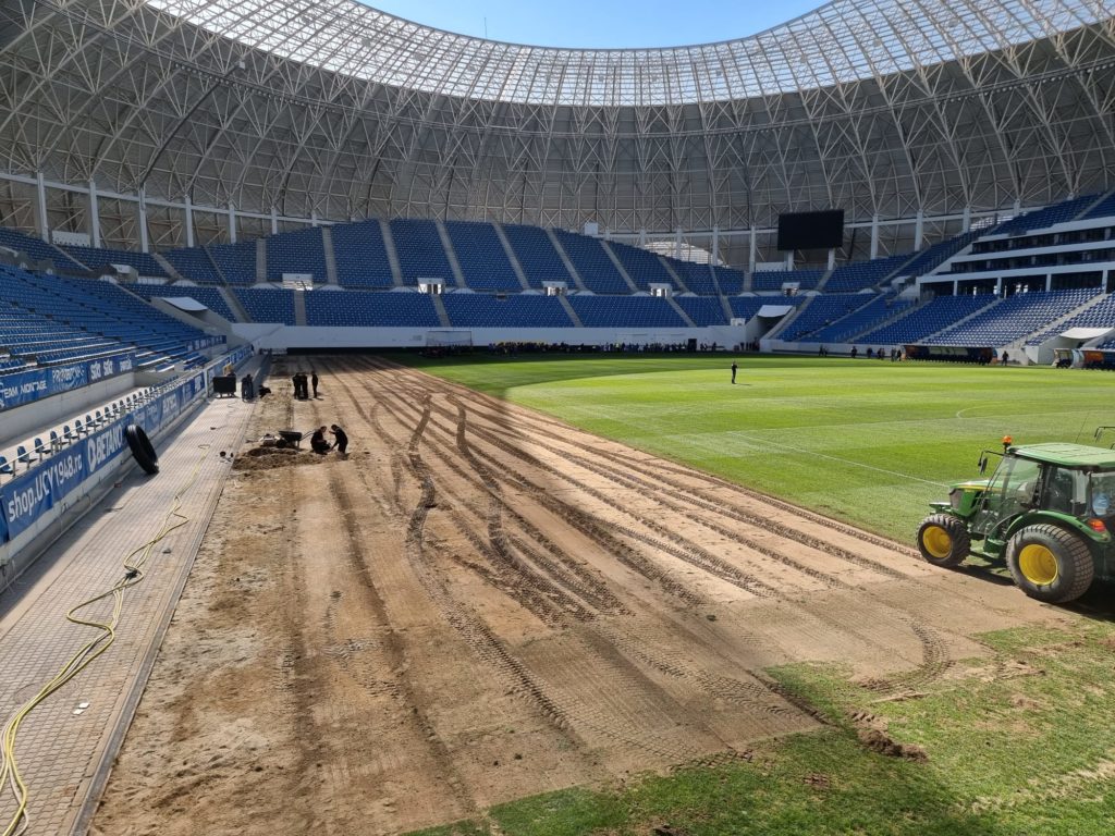 A demarat acţiunea de decopertare a gazonului de la stadionul de fotbal din Craiova