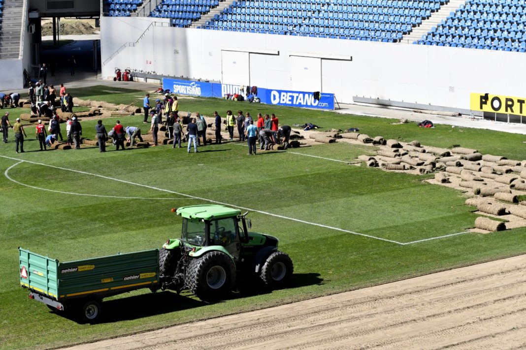 A demarat acţiunea de decopertare a gazonului de la stadionul „Ion Oblemenco“ din Craiova