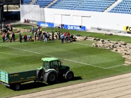 A demarat acţiunea de decopertare a gazonului de la stadionul „Ion Oblemenco“ din Craiova