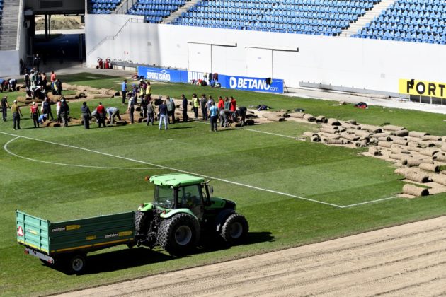 A demarat acţiunea de decopertare a gazonului de la stadionul „Ion Oblemenco“ din Craiova