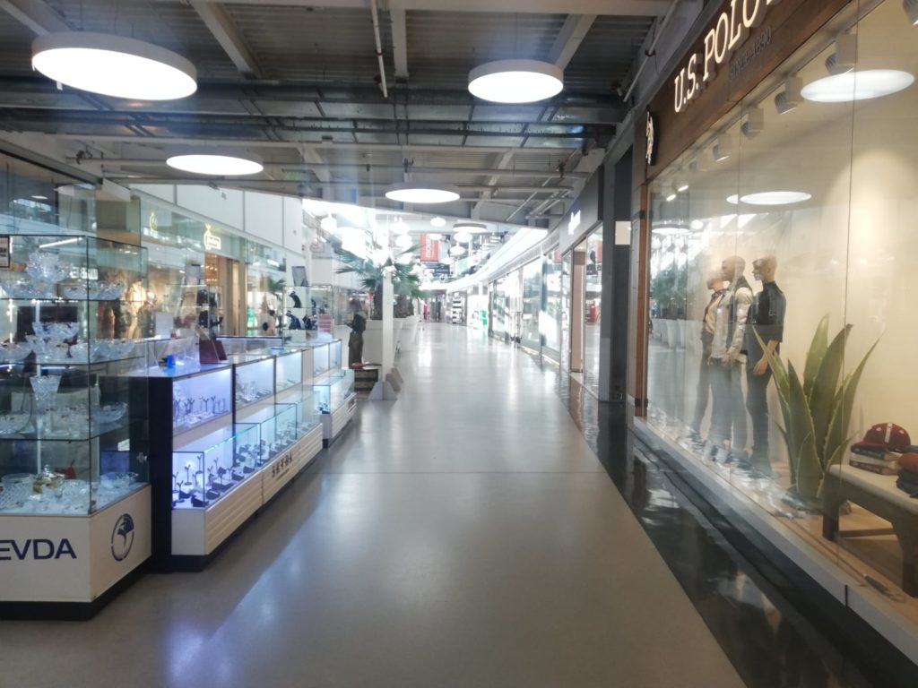 Coridoarele de la mall erau goale