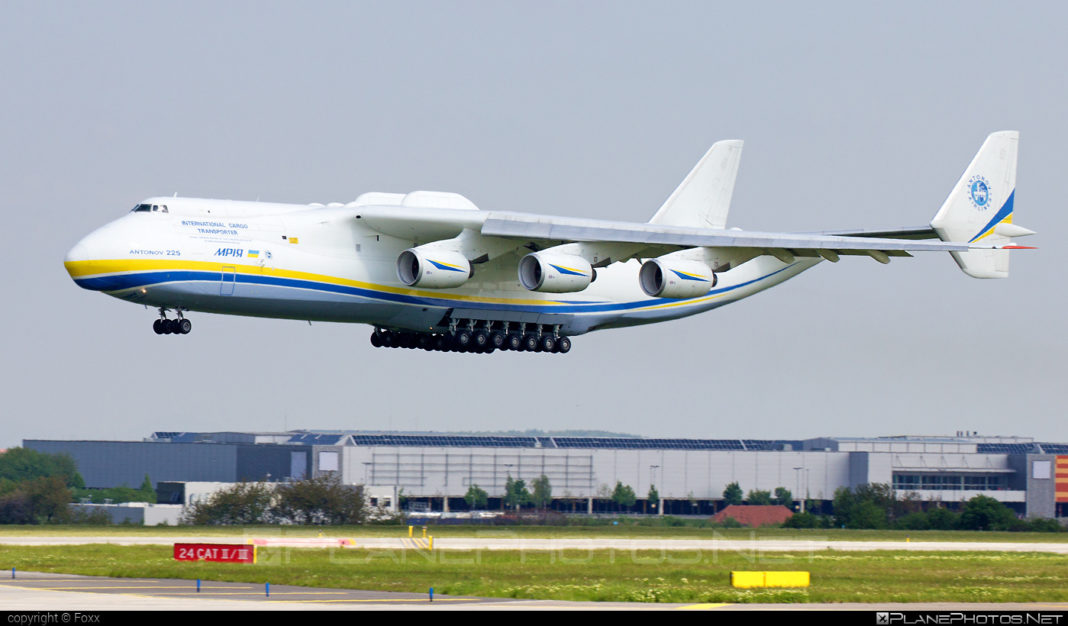Premieră : ​​Cel mai mare avion din lume aterizează joi la București