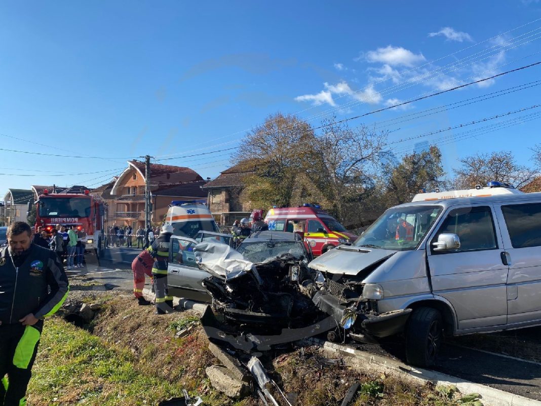 Toate cele 5 persoane care se aflau în microbuzul condus de bărbatul, de 42 de ani, au avut nevoie de îngrijri medicale