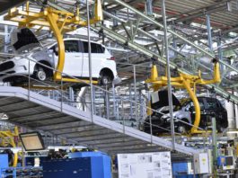 Ford reduce din nou producţia, din cauza deficitului de semiconductori